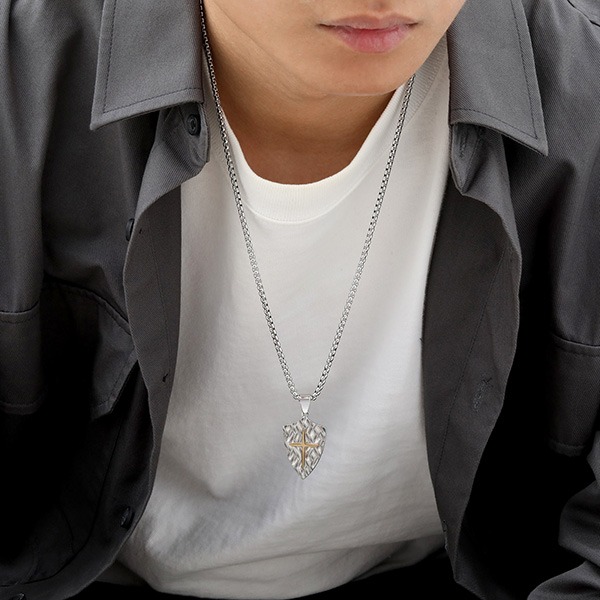 《QBOX 》FASHION 飾品【CPN-2087】精緻個性鑿紋金色十字架盾牌鑄造鈦鋼墬子項鍊/掛飾-細節圖8