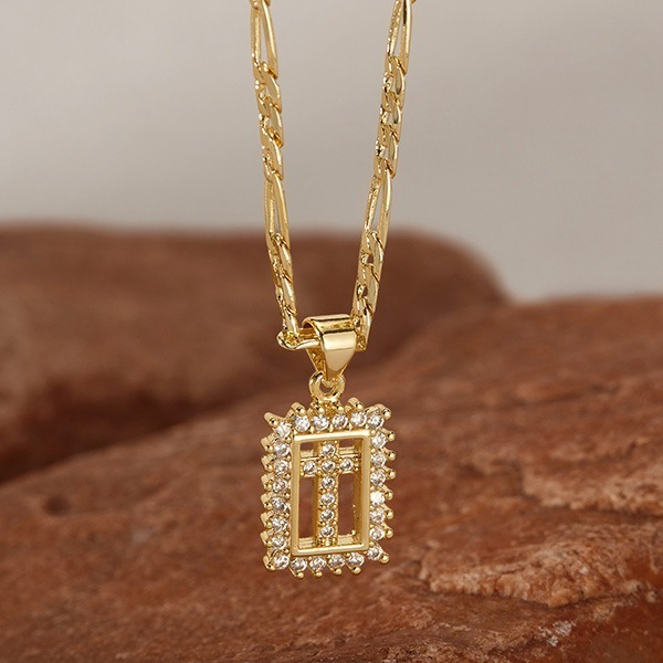 《QBOX 》FASHION 飾品【OKX722】精緻百搭復古金色方形鏤空鋯石十字架銅墬子項鍊/鎖骨鍊-細節圖3