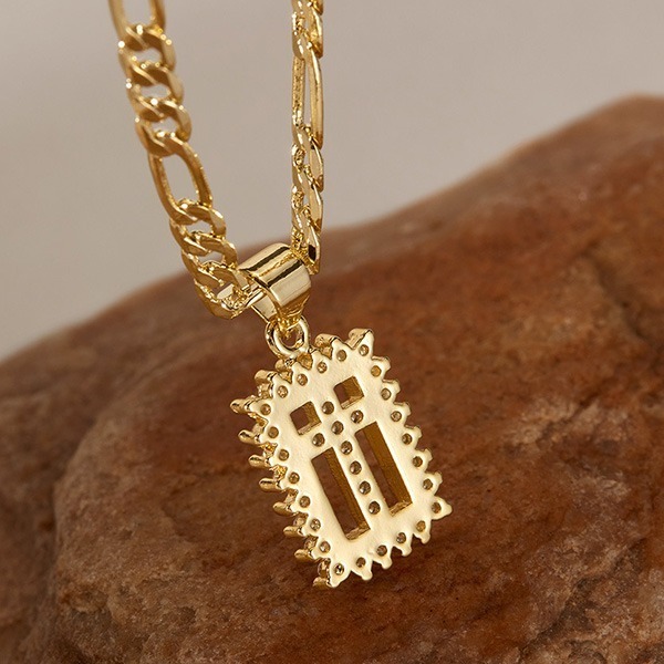 《QBOX 》FASHION 飾品【OKX722】精緻百搭復古金色方形鏤空鋯石十字架銅墬子項鍊/鎖骨鍊-細節圖4