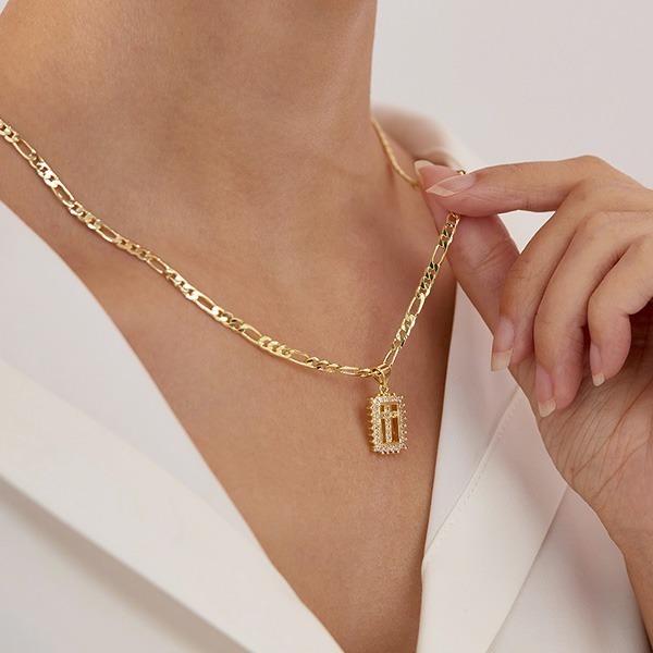 《QBOX 》FASHION 飾品【OKX722】精緻百搭復古金色方形鏤空鋯石十字架銅墬子項鍊/鎖骨鍊-細節圖9