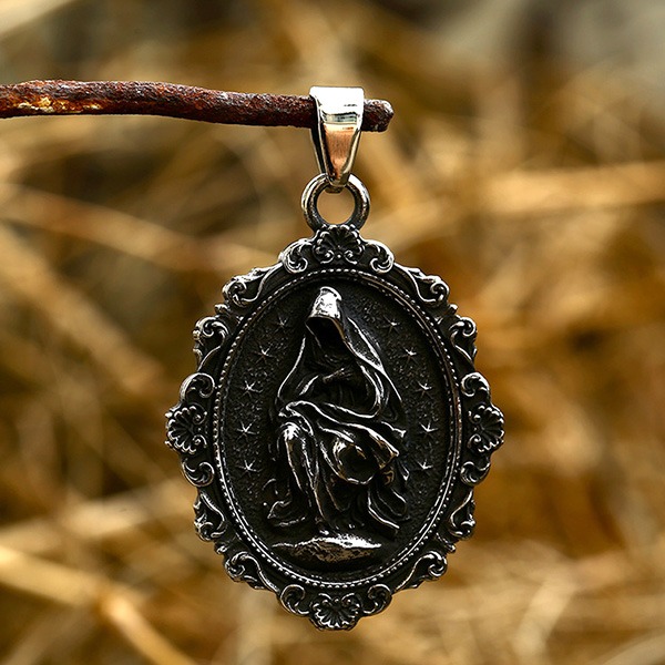 《QBOX 》FASHION 飾品【CBP8-798】精緻個性復古橢圓形聖女祈禱浮雕鑄造鈦鋼墬子項鍊/掛飾-細節圖6