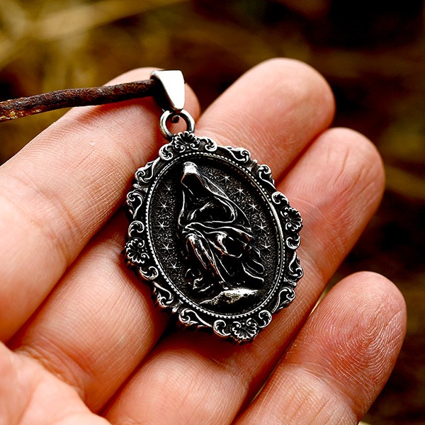 《QBOX 》FASHION 飾品【CBP8-798】精緻個性復古橢圓形聖女祈禱浮雕鑄造鈦鋼墬子項鍊/掛飾-細節圖7