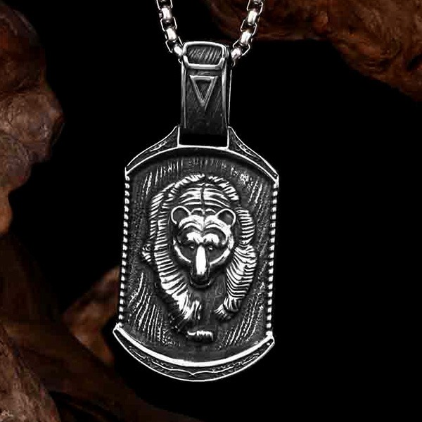 《 QBOX 》FASHION 飾品【CBP8-413】 精緻個性北歐復古浮雕戰熊方牌鑄造鈦鋼墬子項鍊/掛飾-細節圖3