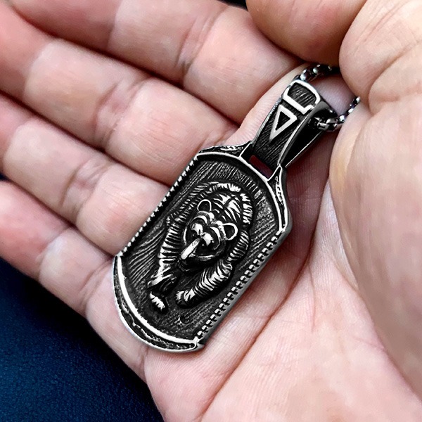 《 QBOX 》FASHION 飾品【CBP8-413】 精緻個性北歐復古浮雕戰熊方牌鑄造鈦鋼墬子項鍊/掛飾-細節圖6