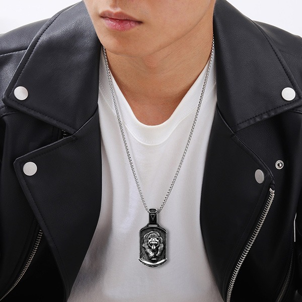 《 QBOX 》FASHION 飾品【CBP8-413】 精緻個性北歐復古浮雕戰熊方牌鑄造鈦鋼墬子項鍊/掛飾-細節圖7