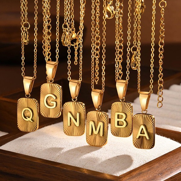 《QBOX 》FASHION 飾品【CPN-2004】精緻個性金色招運英文字母小方牌鈦鋼墬子項鍊/掛飾-細節圖3