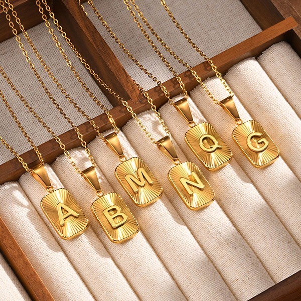 《QBOX 》FASHION 飾品【CPN-2004】精緻個性金色招運英文字母小方牌鈦鋼墬子項鍊/掛飾-細節圖4