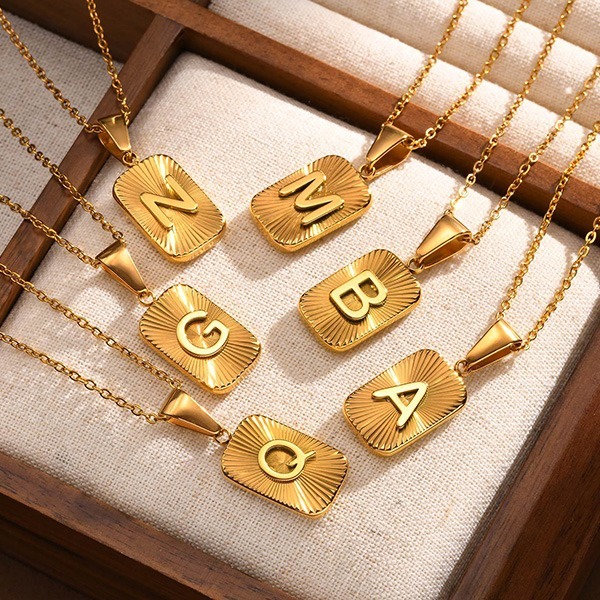 《QBOX 》FASHION 飾品【CPN-2004】精緻個性金色招運英文字母小方牌鈦鋼墬子項鍊/掛飾-細節圖5