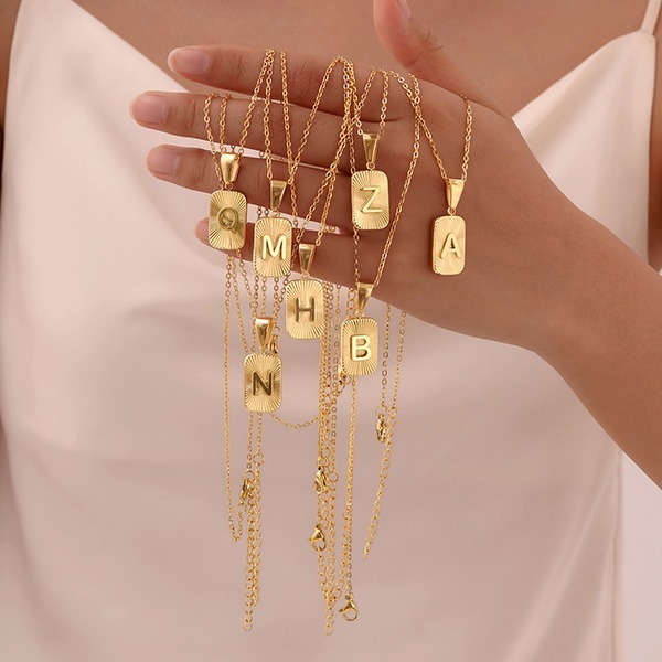 《QBOX 》FASHION 飾品【CPN-2004】精緻個性金色招運英文字母小方牌鈦鋼墬子項鍊/掛飾-細節圖7