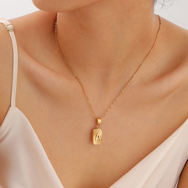 《QBOX 》FASHION 飾品【CPN-2004】精緻個性金色招運英文字母小方牌鈦鋼墬子項鍊/掛飾-細節圖9