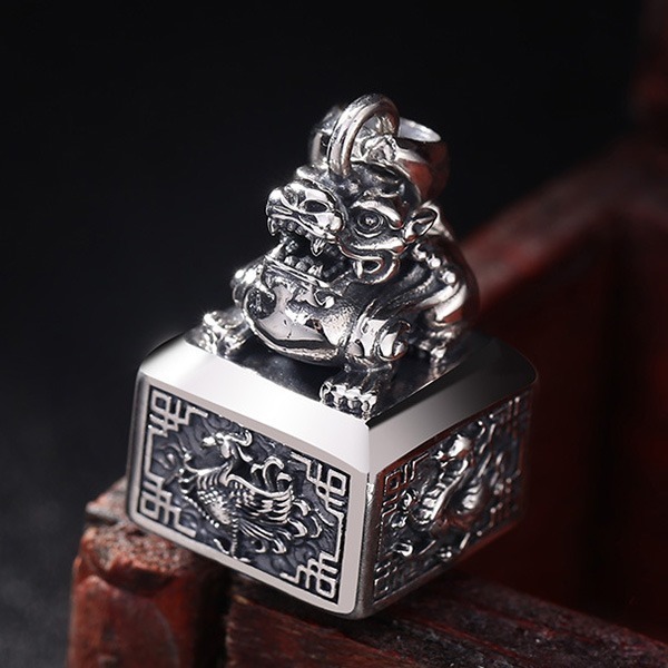 《 QBOX 》FASHION 飾品【TSC41125192】精緻個性復古四大神獸招財轉運貔貅印章S925純銀墬子/泰銀-細節圖3