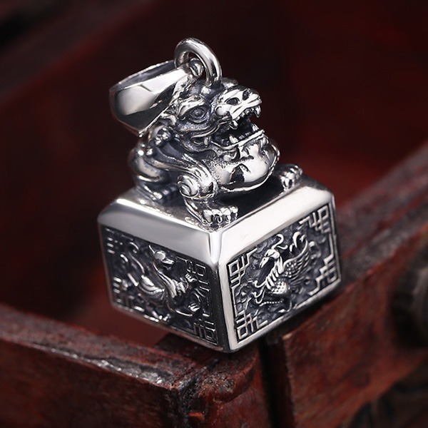 《 QBOX 》FASHION 飾品【TSC41125192】精緻個性復古四大神獸招財轉運貔貅印章S925純銀墬子/泰銀-細節圖4