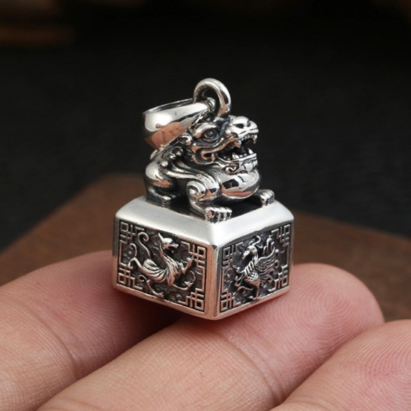 《 QBOX 》FASHION 飾品【TSC41125192】精緻個性復古四大神獸招財轉運貔貅印章S925純銀墬子/泰銀-細節圖8