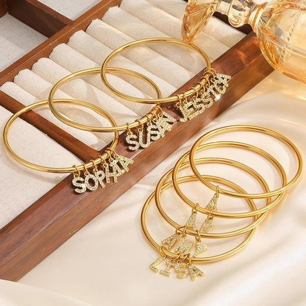 《 QBOX 》FASHION 飾品【GB-108】 精緻個性金色鋯石訂製字母DIY鈦鋼手鐲/手環-細節圖3