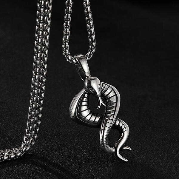 《 QBOX 》FASHION 飾品【C25N2635】精緻個性復古潮流靈蛇幻影鈦鋼墬子項鍊/掛飾-細節圖3