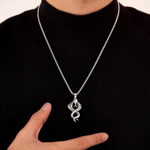 《 QBOX 》FASHION 飾品【C25N2635】精緻個性復古潮流靈蛇幻影鈦鋼墬子項鍊/掛飾-細節圖9