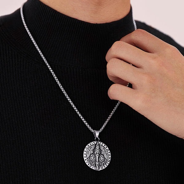 《 QBOX 》FASHION 飾品【C25N2631】精緻個性復古圓形維京符文烏鴉圖騰鈦鋼墬子項鍊/掛飾-細節圖9