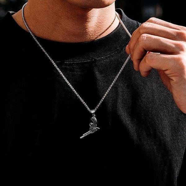 《 QBOX 》FASHION 飾品【CBP8-255】精緻個性復古西部牛仔雕花手槍鑄造鈦鋼墬子項鍊/掛飾-細節圖8