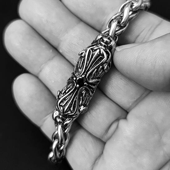 《 QBOX 》FASHION 飾品【B10023961】精緻個性歐美雙獅頭十字架黑鋯石鑄造鈦鋼手鍊/手環-細節圖6