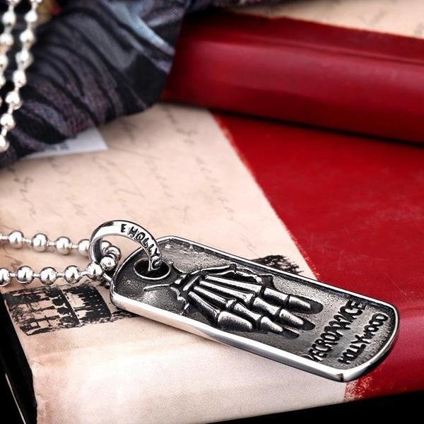 《 QBOX 》FASHION 飾品【CBP8-108】精緻個性復古塢骷髏手軍牌鑄造鈦鋼墬子項鍊/掛飾-細節圖5