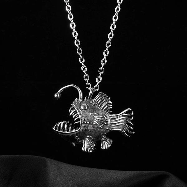 《 QBOX 》FASHION 飾品【CBP8-671】精緻個性復古深海燈籠魚鑄造鈦鋼墬子項鍊/掛飾-細節圖3