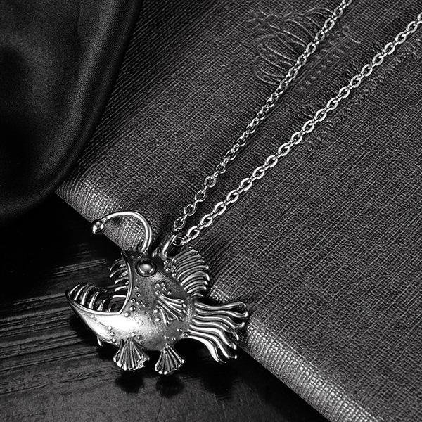 《 QBOX 》FASHION 飾品【CBP8-671】精緻個性復古深海燈籠魚鑄造鈦鋼墬子項鍊/掛飾-細節圖4