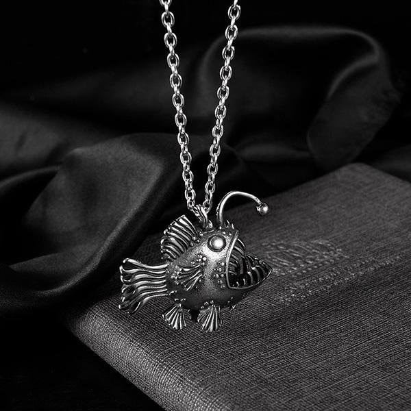 《 QBOX 》FASHION 飾品【CBP8-671】精緻個性復古深海燈籠魚鑄造鈦鋼墬子項鍊/掛飾-細節圖5