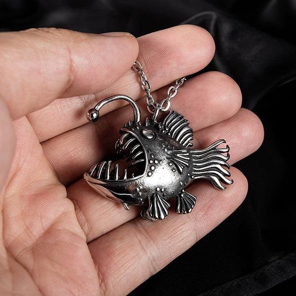 《 QBOX 》FASHION 飾品【CBP8-671】精緻個性復古深海燈籠魚鑄造鈦鋼墬子項鍊/掛飾-細節圖6