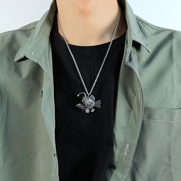 《 QBOX 》FASHION 飾品【CBP8-671】精緻個性復古深海燈籠魚鑄造鈦鋼墬子項鍊/掛飾-細節圖7