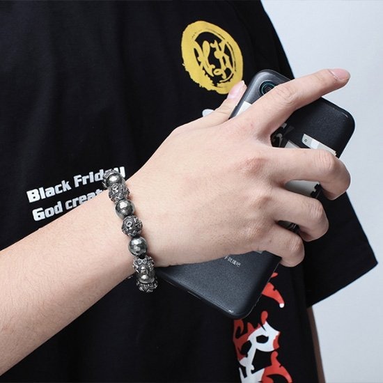 《QBOX 》FASHION 飾品【BK119653】 精緻個性復古佛珠六字真言赤鐵石鑄造鈦鋼手鍊/手環-細節圖6