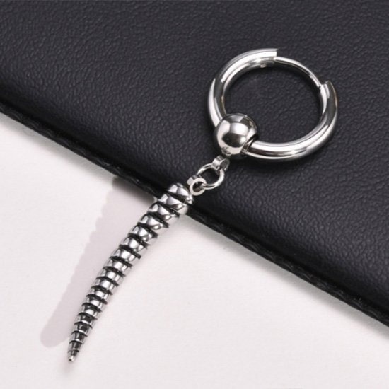 《 QBOX 》FASHION 飾品【ED-617】精緻個性歐美嘻哈彎旋羊角鑄造鈦鋼圈扣式耳環-細節圖3