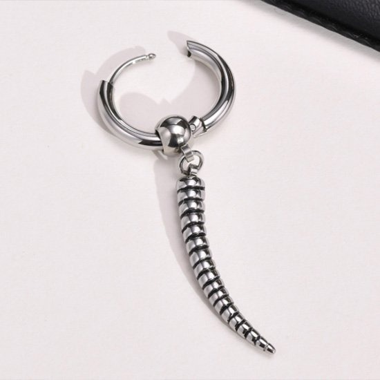 《 QBOX 》FASHION 飾品【ED-617】精緻個性歐美嘻哈彎旋羊角鑄造鈦鋼圈扣式耳環-細節圖4