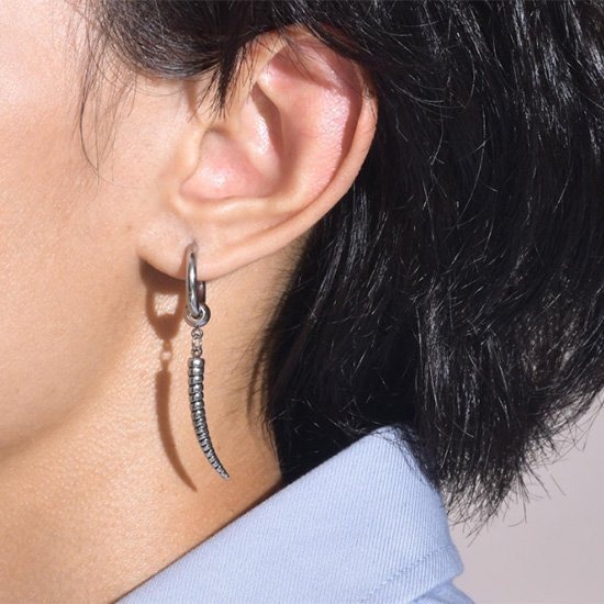 《 QBOX 》FASHION 飾品【ED-617】精緻個性歐美嘻哈彎旋羊角鑄造鈦鋼圈扣式耳環-細節圖5