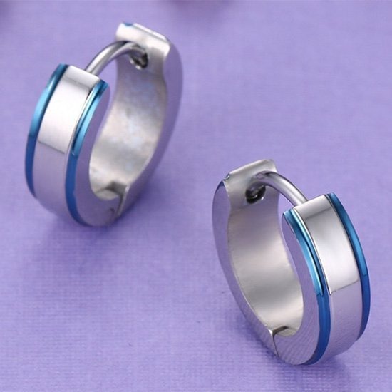 《QBOX 》FASHION 飾品【EEH-125】精緻個性歐美簡約邊間藍色鈦鋼環扣式耳環-細節圖3