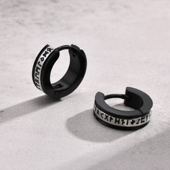《 QBOX 》FASHION 飾品【EEH-536】精緻個性北歐維京符號黑色鈦鋼圈扣式耳環(一對)-細節圖3