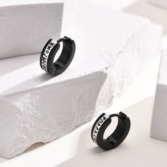 《 QBOX 》FASHION 飾品【EEH-536】精緻個性北歐維京符號黑色鈦鋼圈扣式耳環(一對)-細節圖4