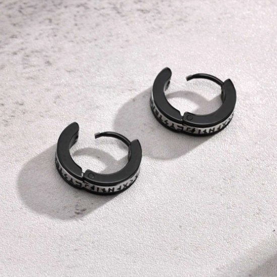 《 QBOX 》FASHION 飾品【EEH-536】精緻個性北歐維京符號黑色鈦鋼圈扣式耳環(一對)-細節圖5