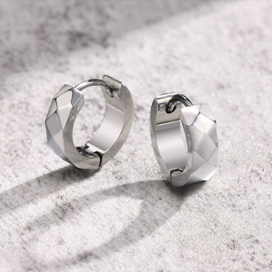 《 QBOX 》FASHION 飾品【EEH-552】精緻個性菱形面與光滑面設計鈦鋼環扣式耳環(三色)-細節圖5