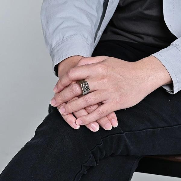 《 QBOX 》FASHION 飾品【TBR56372】精緻個性復古方形黑鑽交叉格紋S925純銀戒指/開口戒指-細節圖9