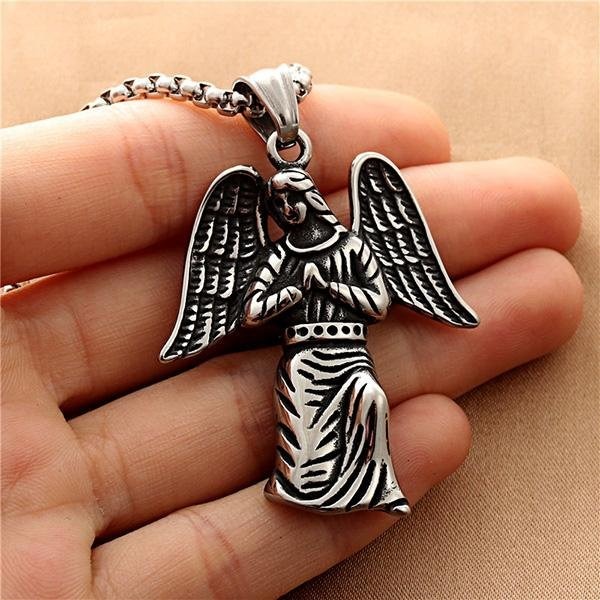 《 QBOX 》FASHION 飾品【CBP8-337】精緻個性祈禱天使翅膀女孩鈦鋼墬子項鍊/掛飾-細節圖5
