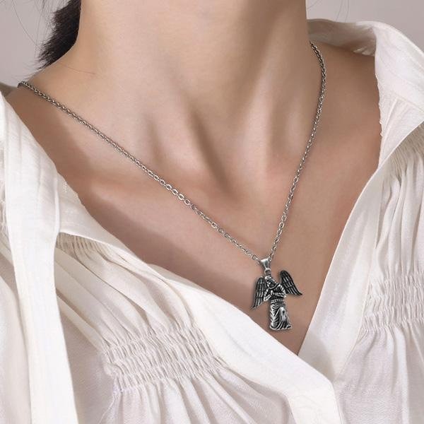 《 QBOX 》FASHION 飾品【CBP8-337】精緻個性祈禱天使翅膀女孩鈦鋼墬子項鍊/掛飾-細節圖6