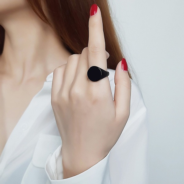 《QBOX 》FASHION 飾品【QRC-448】精緻個性「極簡鋒芒」多色素面橢圓面拋光鈦鋼戒指/戒環-細節圖6