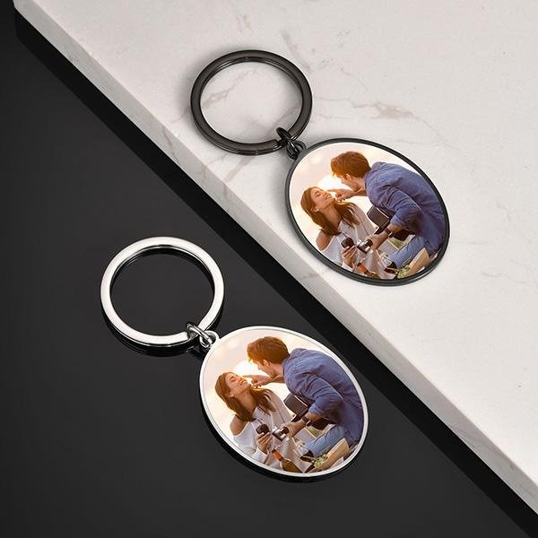 《 QBOX 》FASHION 飾品【GKR-168】精緻個性「時光密語」客製化照片鑰匙圈(二色)-細節圖3