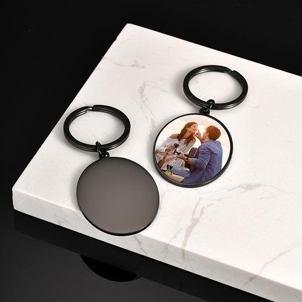 《 QBOX 》FASHION 飾品【GKR-168】精緻個性「時光密語」客製化照片鑰匙圈(二色)-細節圖5