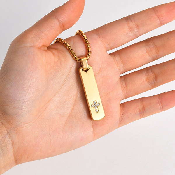 《 QBOX 》FASHION 飾品【CPN-2108】精緻個性「十字微光」鑲鑽信仰條狀鈦鋼墬子項鍊/掛飾(三色)-細節圖6