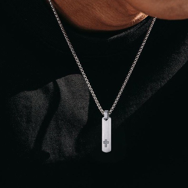 《 QBOX 》FASHION 飾品【CPN-2108】精緻個性「十字微光」鑲鑽信仰條狀鈦鋼墬子項鍊/掛飾(三色)-細節圖8