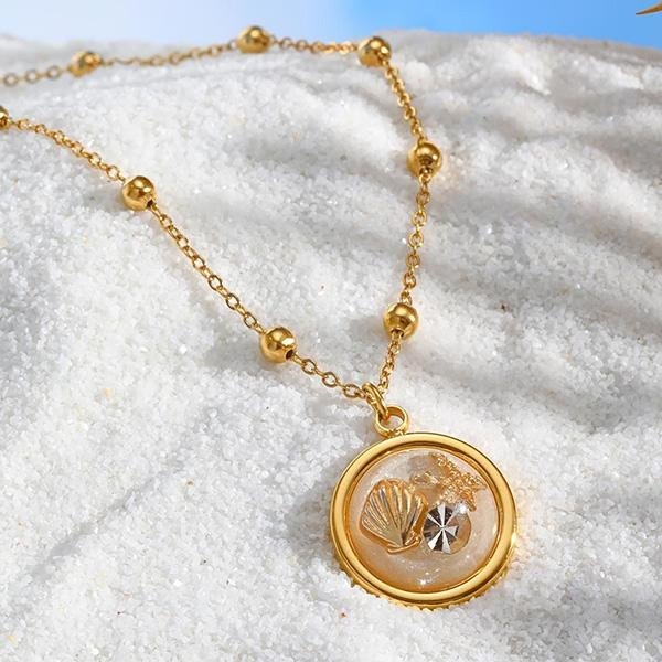 《 QBOX 》FASHION 飾品【GNC-2196】 精緻個性夏日海洋風貝殼海星金色圓牌鈦鋼墬子項鍊/蛇骨鍊-細節圖6