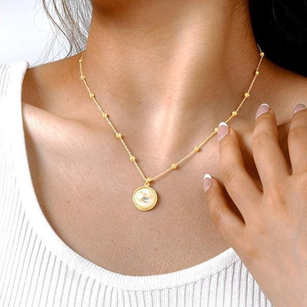 《 QBOX 》FASHION 飾品【GNC-2196】 精緻個性夏日海洋風貝殼海星金色圓牌鈦鋼墬子項鍊/蛇骨鍊-細節圖8