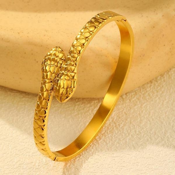 《 QBOX 》FASHION 飾品【GB-697】 精緻個性金色蛇鱗浮雕鈦鋼手鐲/手環-細節圖3