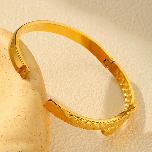 《 QBOX 》FASHION 飾品【GB-697】 精緻個性金色蛇鱗浮雕鈦鋼手鐲/手環-細節圖6